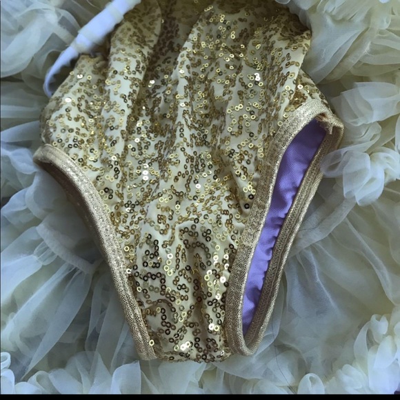 Gorgeous smoke free dance costume - Picture 3 of 3